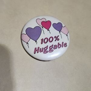 UC-1983 RUSS BERRIE & CO 100% HUGGABLE PIN BADGE